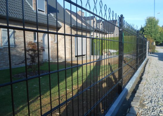 Placement d'une clôture décorative avec une bordure de finition