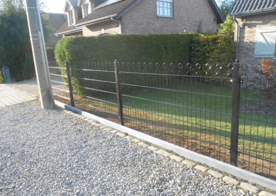 Placement d'une clôture décorative avec une bordure de finition