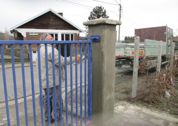 Remise en état d'une clôture endommagée