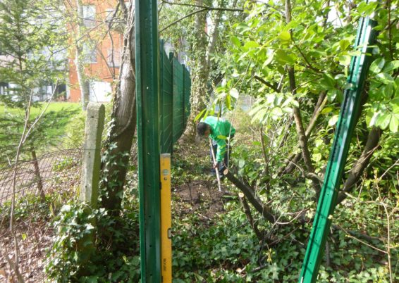 Placement d'une clôture très résistante BETAFENCE NYLOFORT 2 D