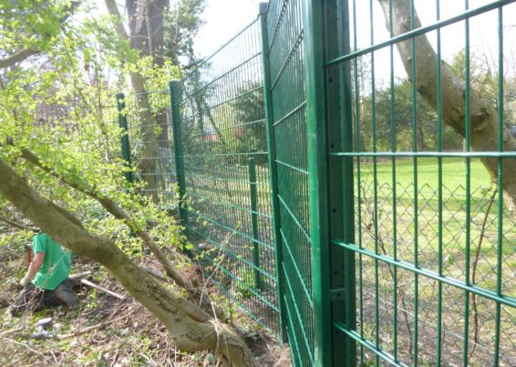 Placement d'une clôture très résistante BETAFENCE NYLOFORT 2 D