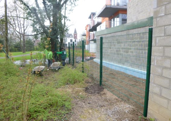 Placement d'une clôture très résistante BETAFENCE NYLOFORT 2 D