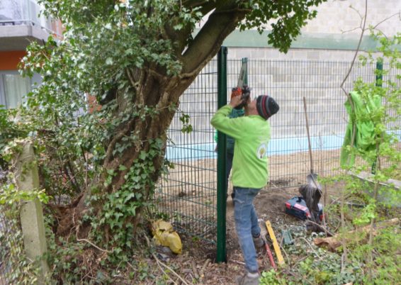 Placement d'une clôture très résistante BETAFENCE NYLOFORT 2 D