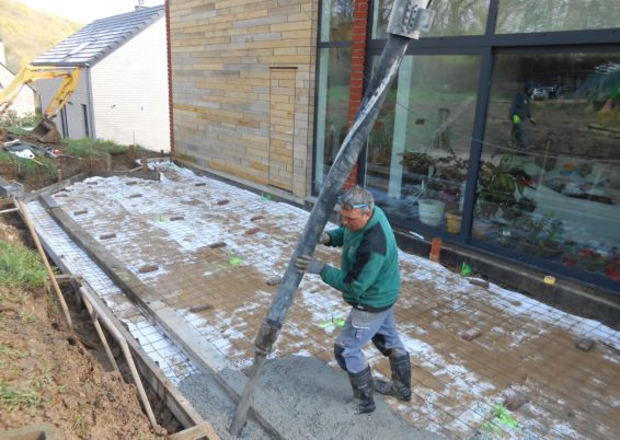 Réalisation d'une terrasse en pierre de taille 60/60