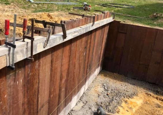 Réalisation d’un mur de soutien en planches exotiques