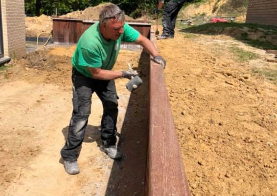 Réalisation d’un mur de soutien en planches exotiques