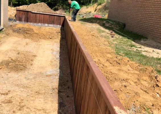 Réalisation d’un mur de soutien en planches exotiques
