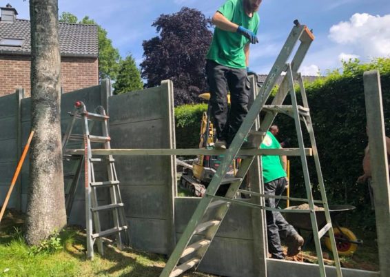 Construction de deux enclos pour chiens.