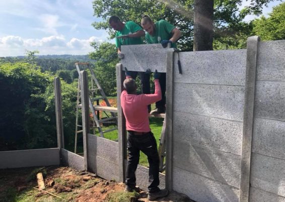 Construction de deux enclos pour chiens.