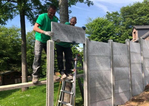 Construction de deux enclos pour chiens.