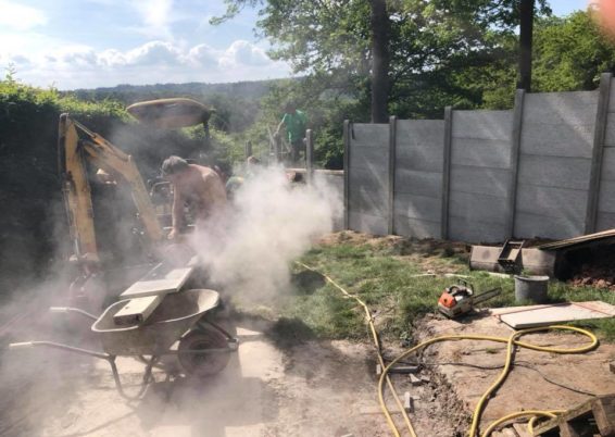 Construction de deux enclos pour chiens.