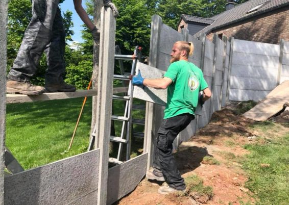 Construction de deux enclos pour chiens.