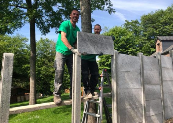 Construction de deux enclos pour chiens.