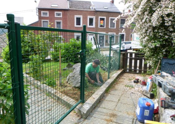 clôtures et portail dans un jardin