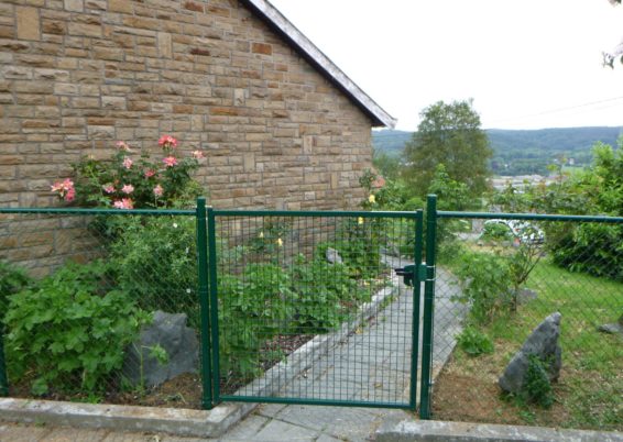clôtures et portail dans un jardin