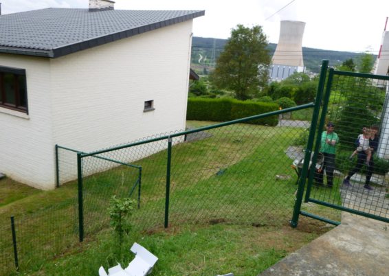 clôtures et portail dans un jardin