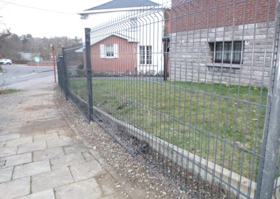 Remplacement d'une clôture canadienne par une clôture rigide