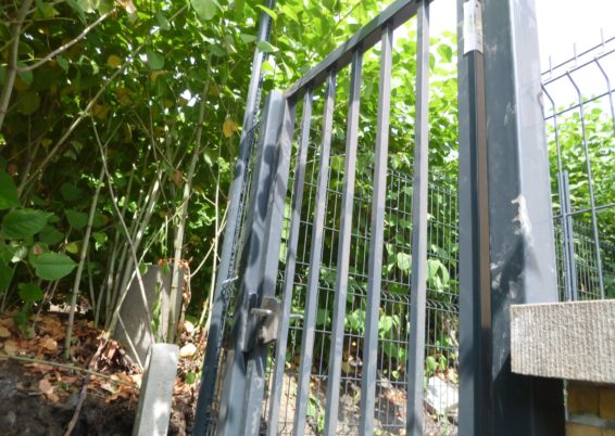 Placement d'un mur de retenue de terre et mise en place de clôtures