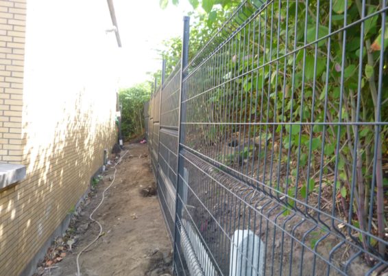 Placement d'un mur de retenue de terre et mise en place de clôtures