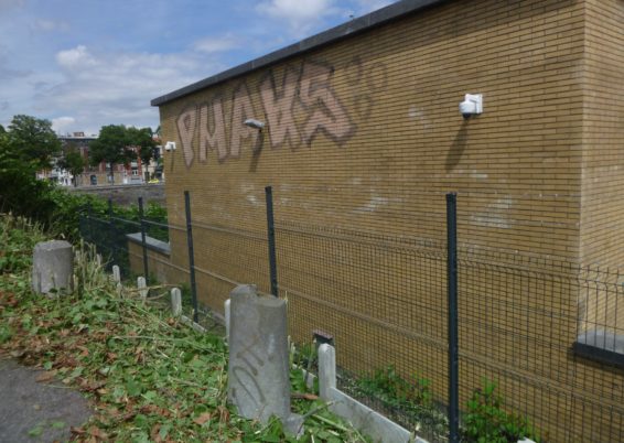 Placement d'un mur de retenue de terre et mise en place de clôtures