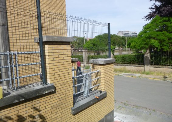 Placement d'un mur de retenue de terre et mise en place de clôtures