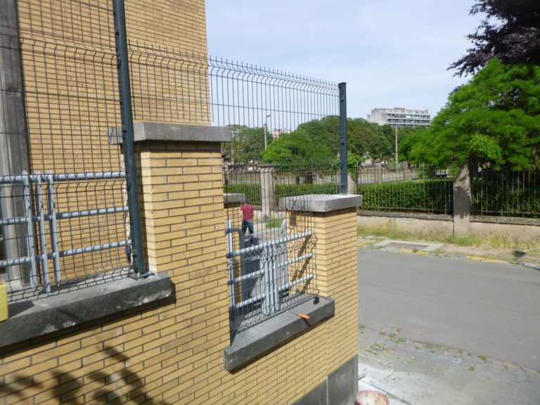 Placement d'un mur de retenue de terre et mise en place de clôtures