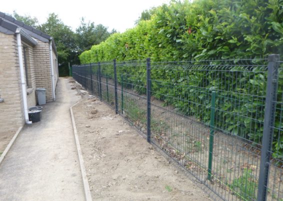 Placement d'une clôture rigide autour d'une propriété à Aywaille.