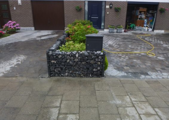 Remplacement d'une haie par une clôture zenturo de betafence et petite palissades.