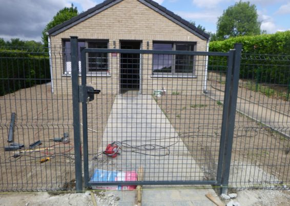 Placement d'une clôture rigide autour d'une propriété à Aywaille.