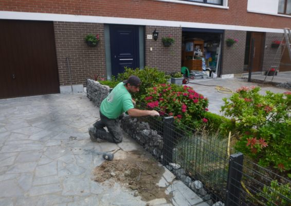 Remplacement d'une haie par une clôture zenturo de betafence et petite palissades.