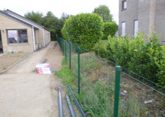 Placement d'une clôture rigide autour d'une propriété à Aywaille.