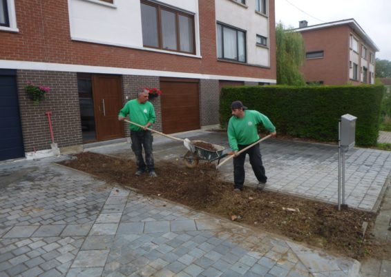 Remplacement d'une haie par une clôture zenturo de betafence et petite palissades.