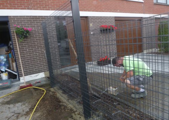 Remplacement d'une haie par une clôture zenturo de betafence et petite palissades.