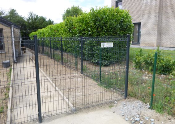 Placement d'une clôture rigide autour d'une propriété à Aywaille.