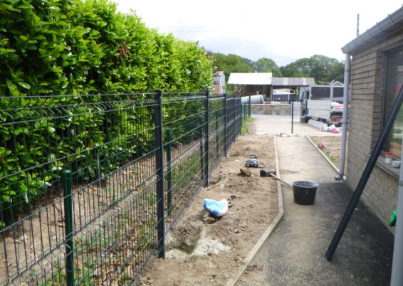 Placement d'une clôture rigide autour d'une propriété à Aywaille.