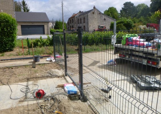 Placement d'une clôture rigide autour d'une propriété à Aywaille.