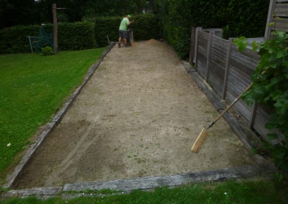 Remise en état d'un terrain de pétanque à Cointe.