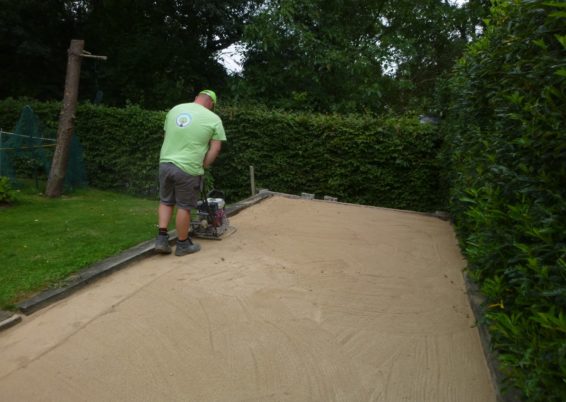 Remise en état d'un terrain de pétanque à Cointe.