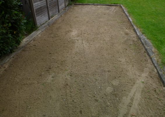 Remise en état d'un terrain de pétanque à Cointe.