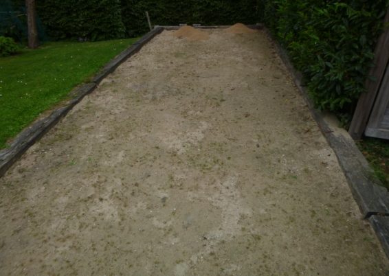 Remise en état d'un terrain de pétanque à Cointe.