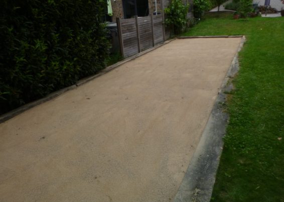 Remise en état d'un terrain de pétanque à Cointe.