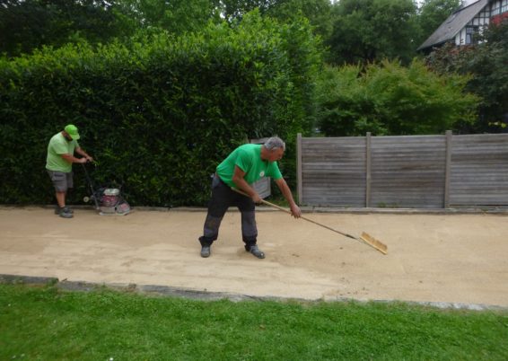 Remise en état d'un terrain de pétanque à Cointe.