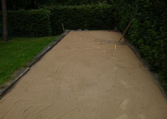 Remise en état d'un terrain de pétanque à Cointe.