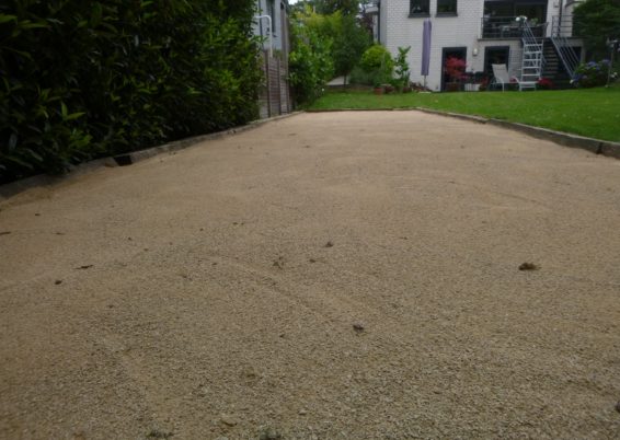 Remise en état d'un terrain de pétanque à Cointe.