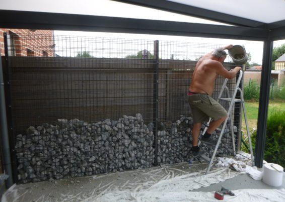 Placement d'une petite clôture écran en panneaux zenturo de betafence