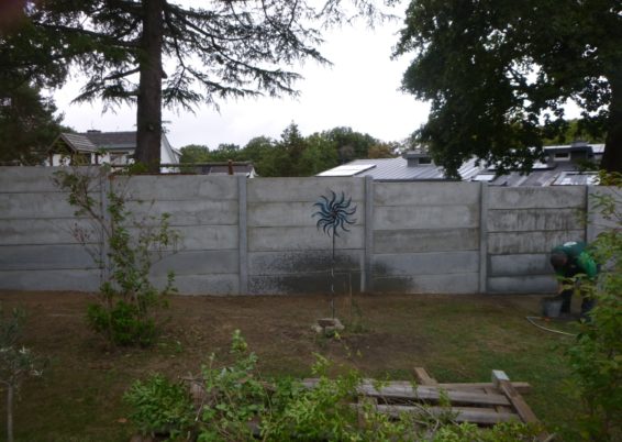 Placement de palissades en plaques de bétons.