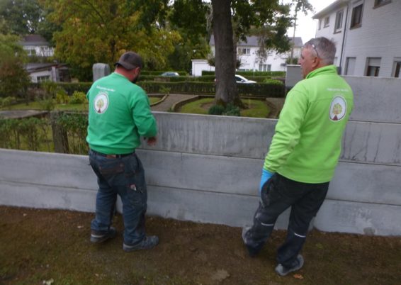 Placement de palissades en plaques de bétons.