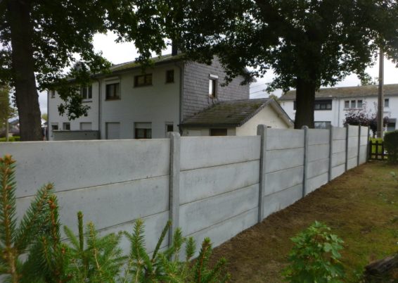 Placement de palissades en plaques de bétons.