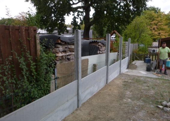 Placement de palissades en plaques de bétons.