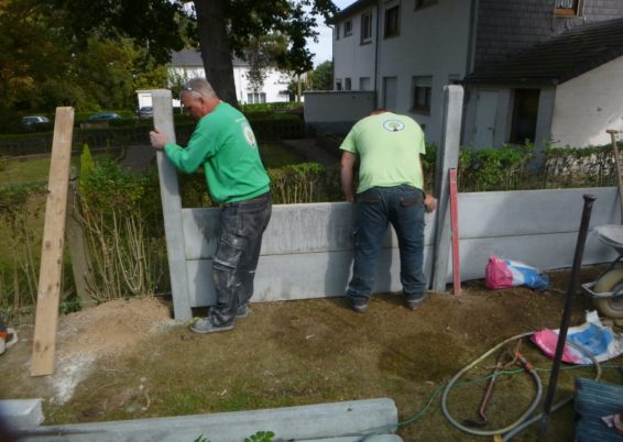 Placement de palissades en plaques de bétons.